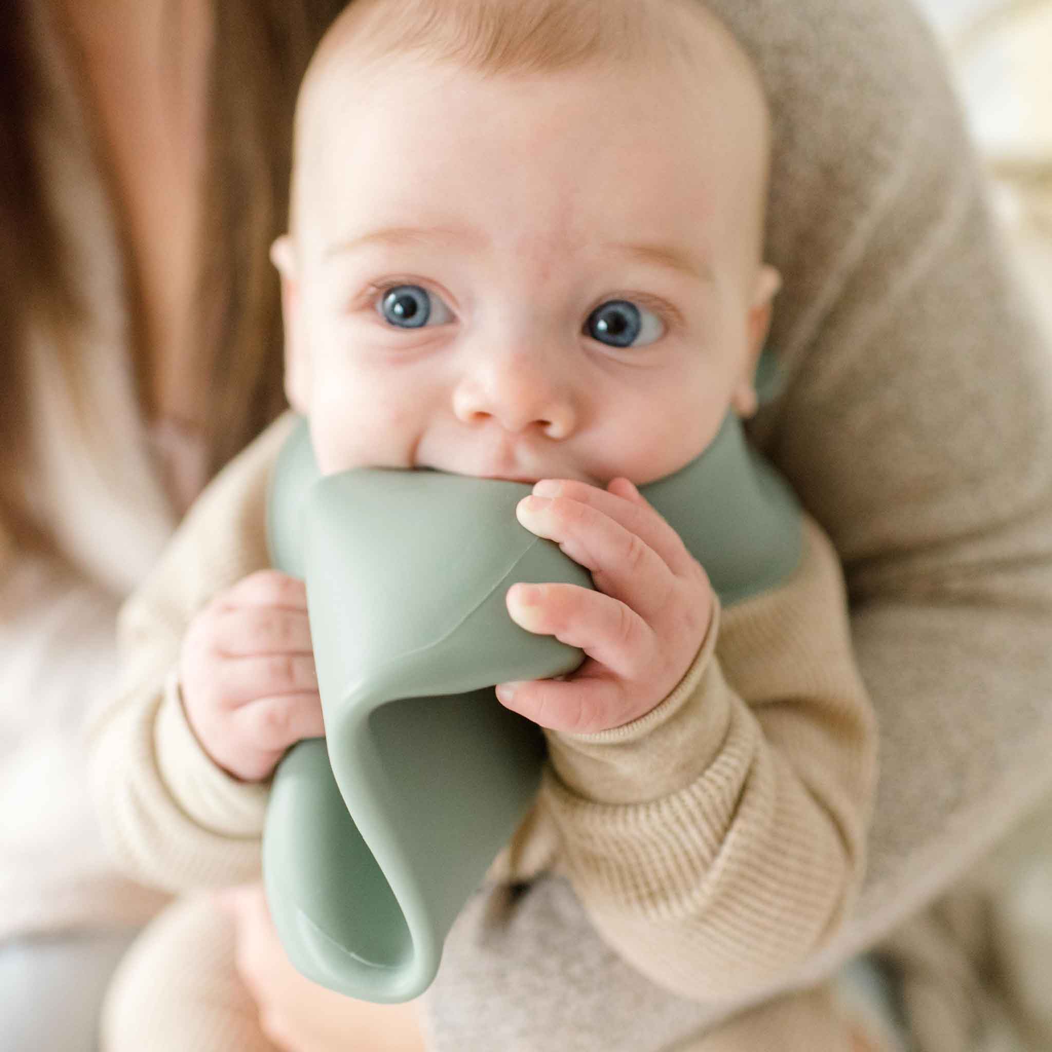 Silicone store bucket bib